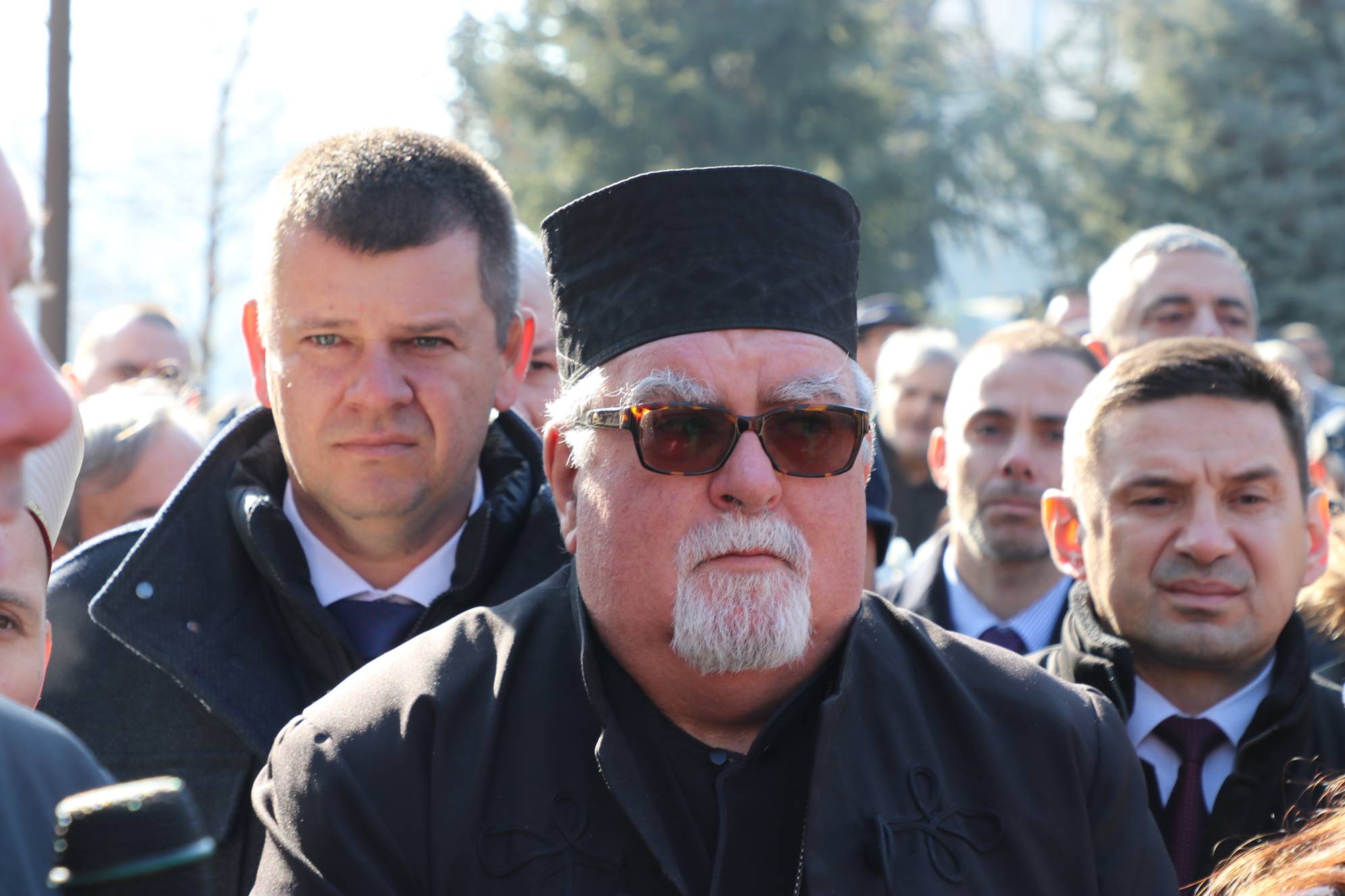 Свещеник на поклонението пред жертвите на комунизма на Мемориала в градинката пред НДК
